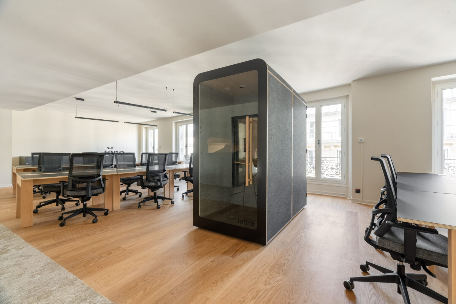 Espaces Hybrides 2025 : Comment Jöro Révolutionne le Travail et l'Hébergement Professionnel